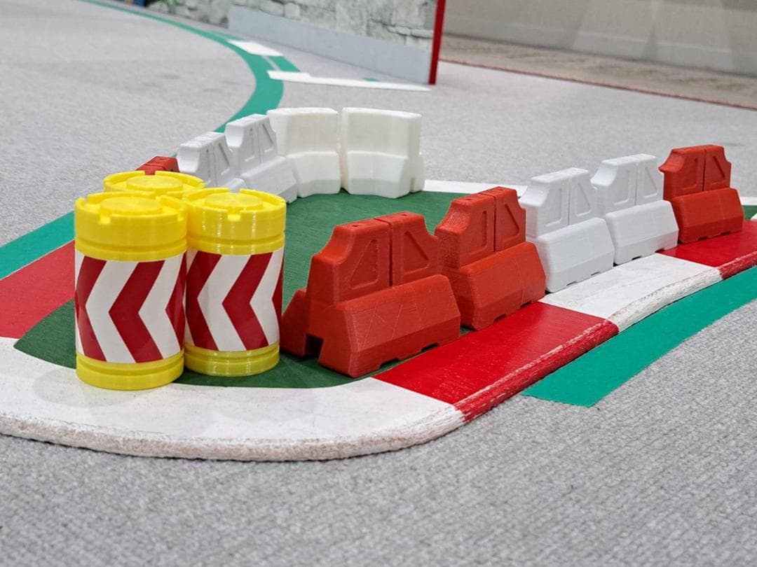 赤白バリケード　1/10RCサイズ　16個セット　WRC風　パイロン　ジオラマ