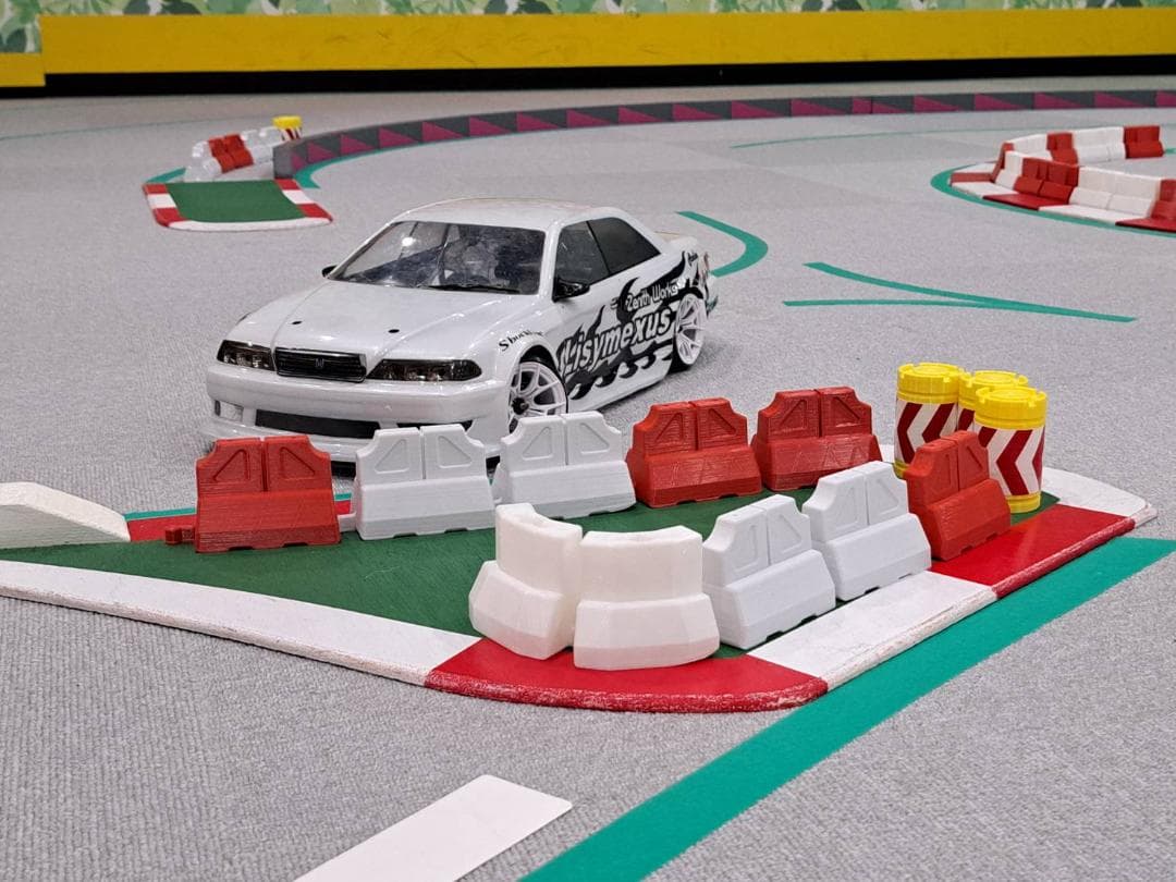 赤白バリケード　1/10RCサイズ　16個セット　WRC風　パイロン　ジオラマ