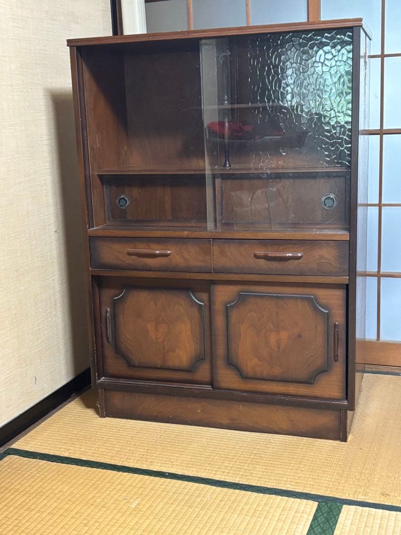 P*B様 木製キャビネット ガラス扉付き
