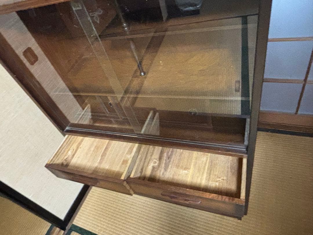 P*B様 木製キャビネット ガラス扉付き