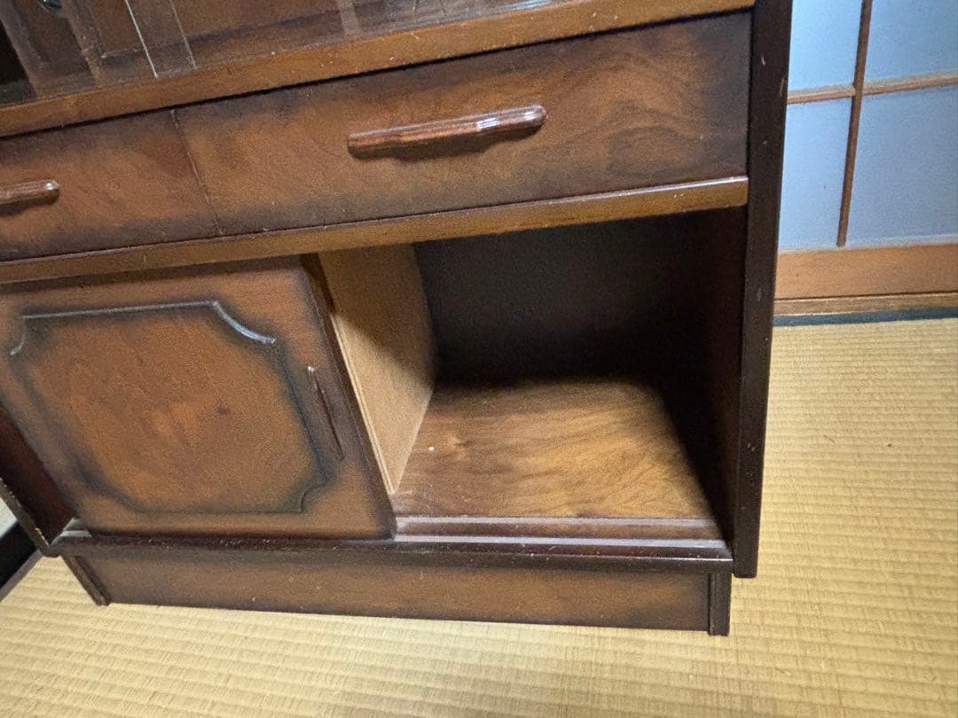 P*B様 木製キャビネット ガラス扉付き