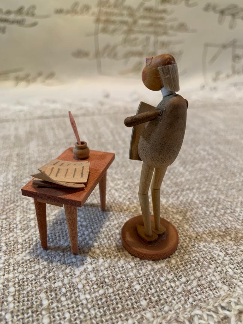 ドイツ製　木製人形　エルツ地方の珍しいユニークな文学者のお人形なんか可愛いです！