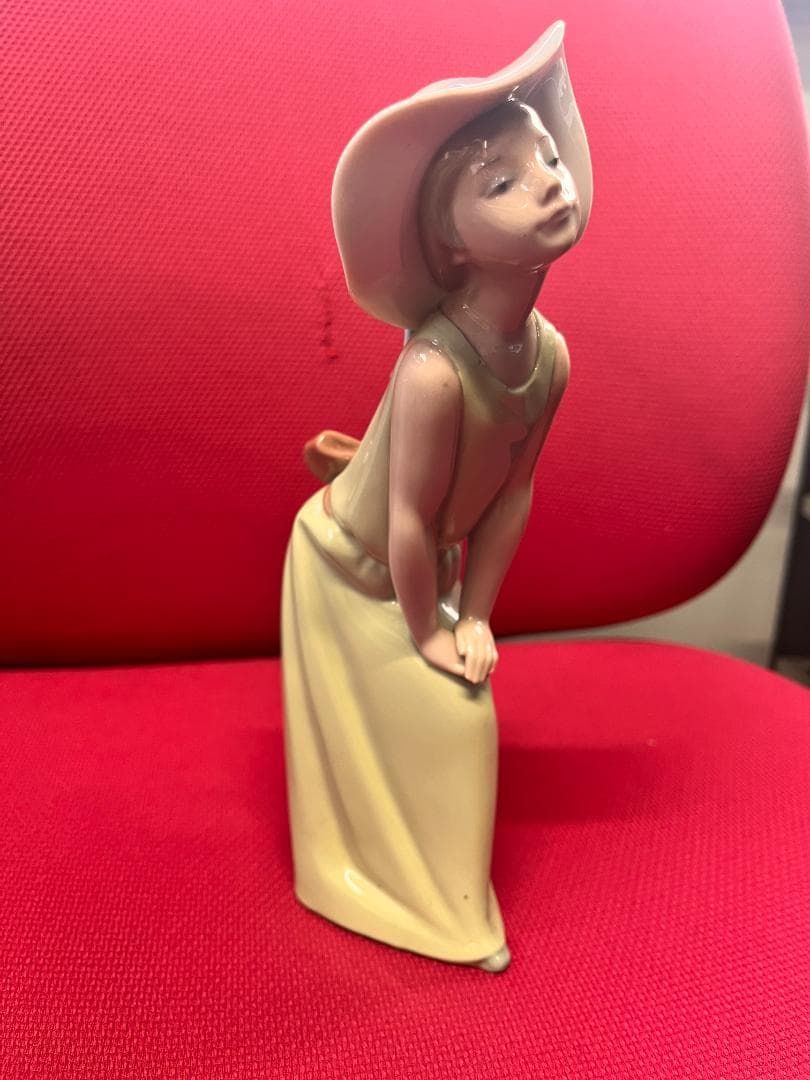 LLADRÓ　リヤドロ　鏡の前で　若草色の少女　スペイン製陶磁器人形