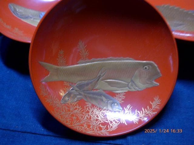 美品　大変素晴らしい蒔絵の「魚貝ずくし」絵変わり蒔絵　五つ組　盃台