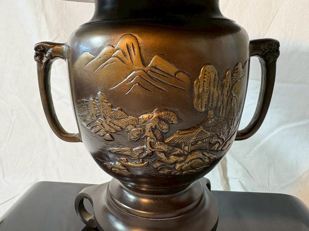 金属製花瓶と黒色巻き角台