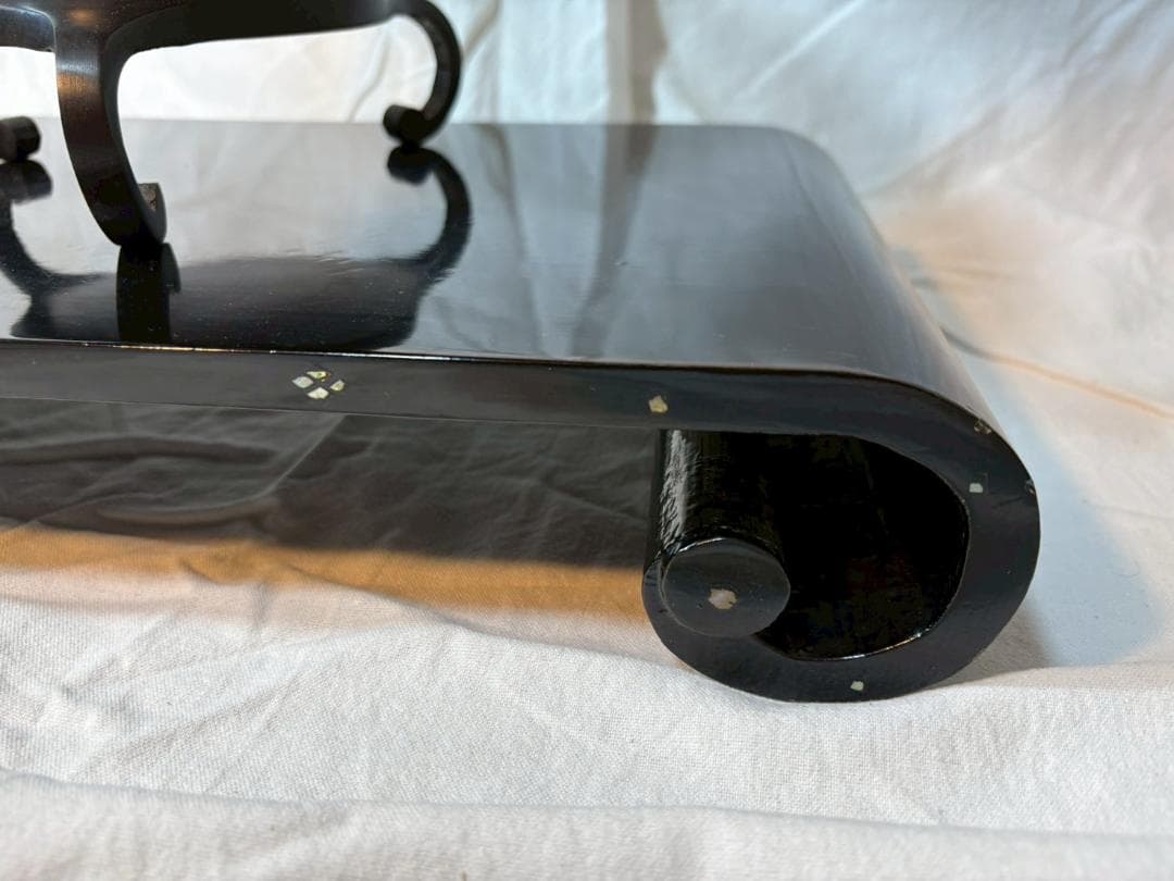 金属製花瓶と黒色巻き角台