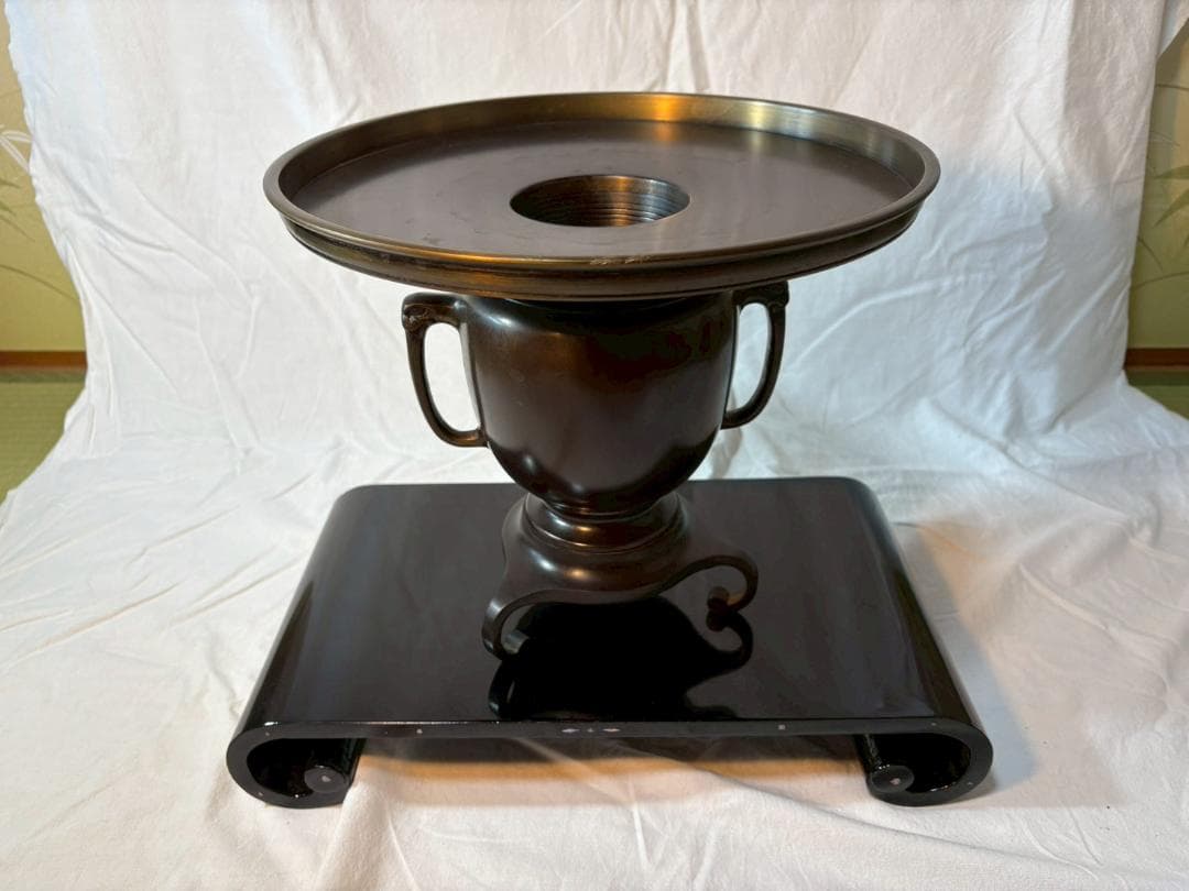 金属製花瓶と黒色巻き角台