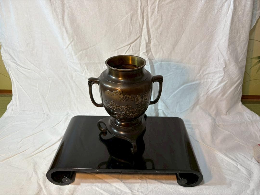 金属製花瓶と黒色巻き角台