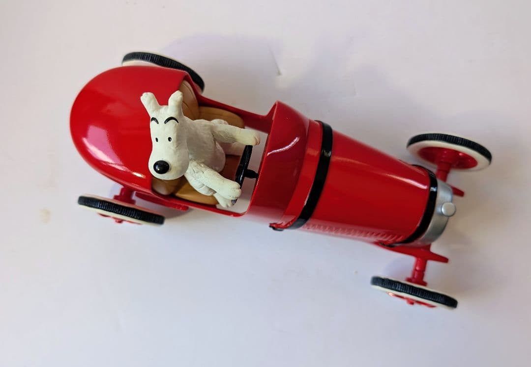 未使用〈タンタンの冒険レースカー＆スノーウィーフィギュア フランス製〉