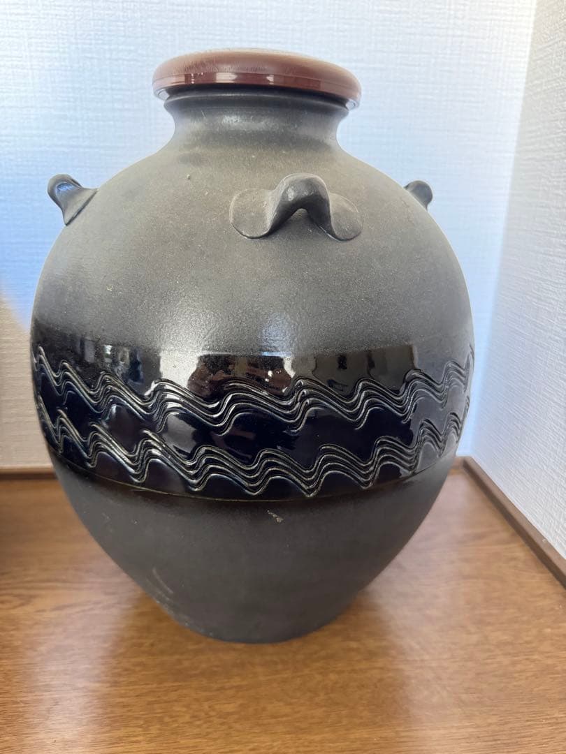 波状模様の陶器壺 木製蓋付き
