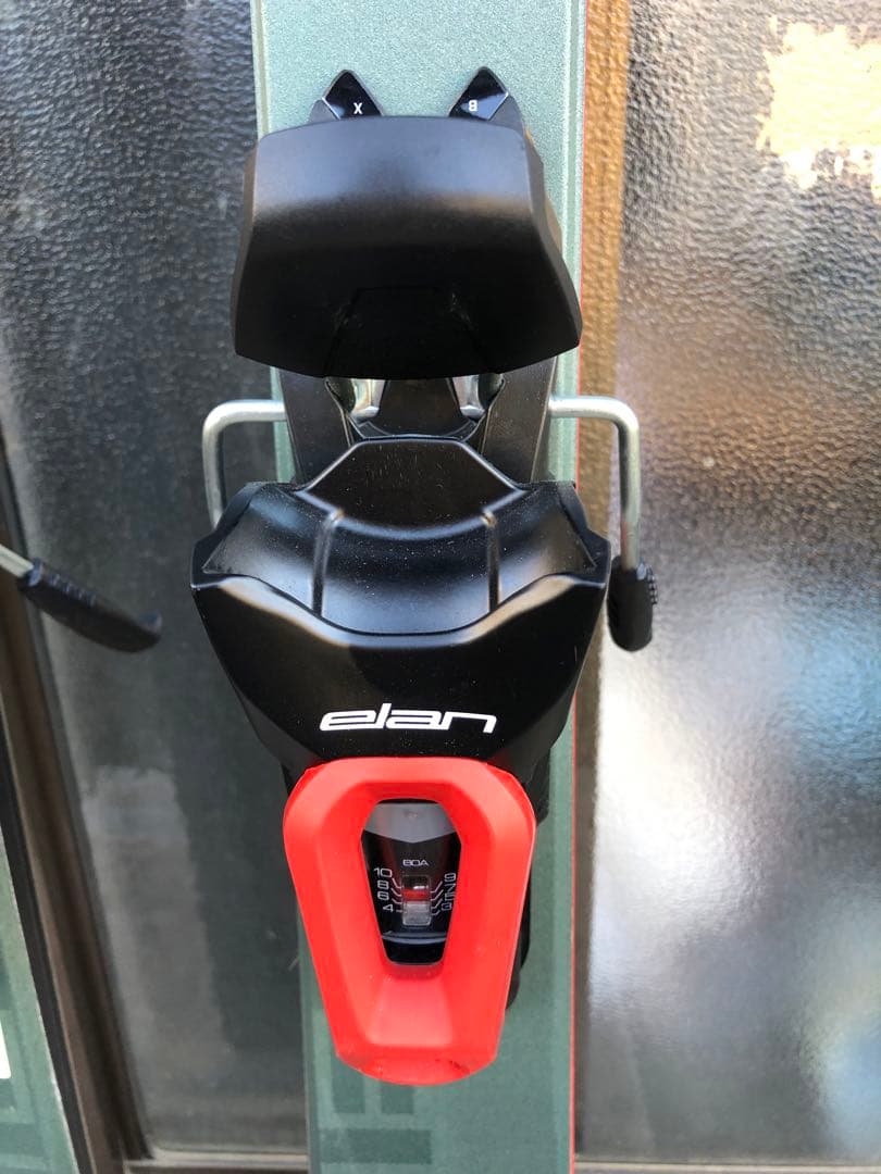 Elan のスキー板。