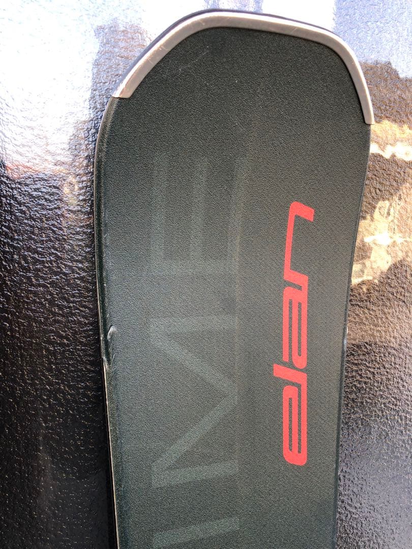 Elan のスキー板。