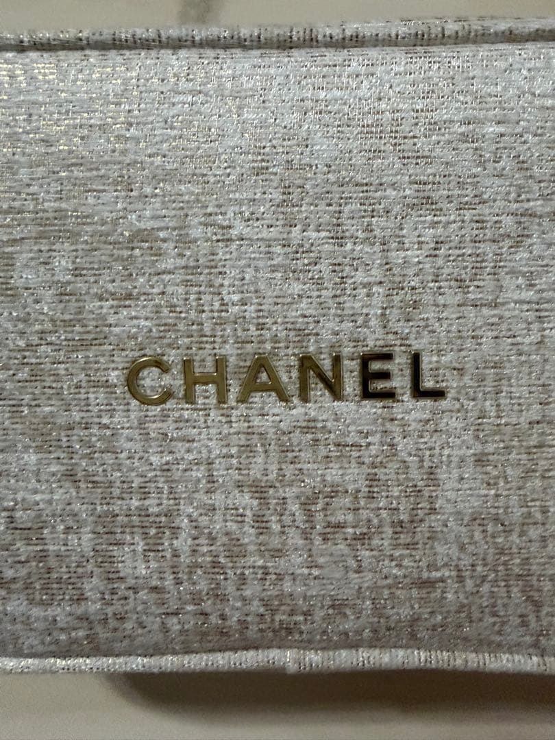 CHANEL シャネル　ホリデー限定 ノベルティ　ポーチ　ベージュ ラメ
