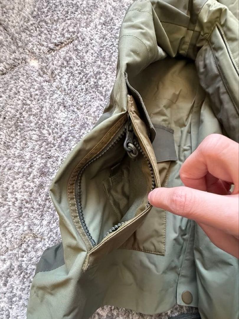 Burton ウィメンズ スノーボードジャケット 防水フード付き カーキ 多機能