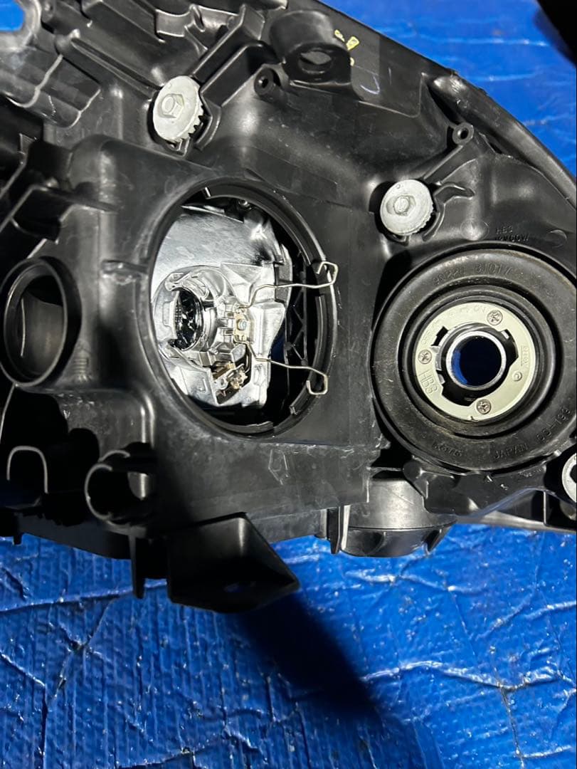 トヨタ　プリウスPHV ZVW35 ヘッドライト　訳アリ品