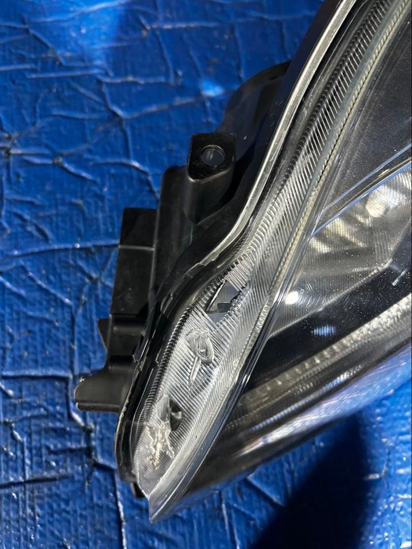 トヨタ　プリウスPHV ZVW35 ヘッドライト　訳アリ品