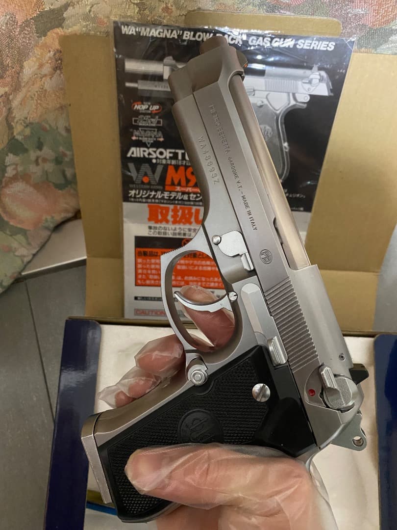 M92FS MAGNAシリーズのシルバーガスガン、リアルな外観と操作感が特徴。