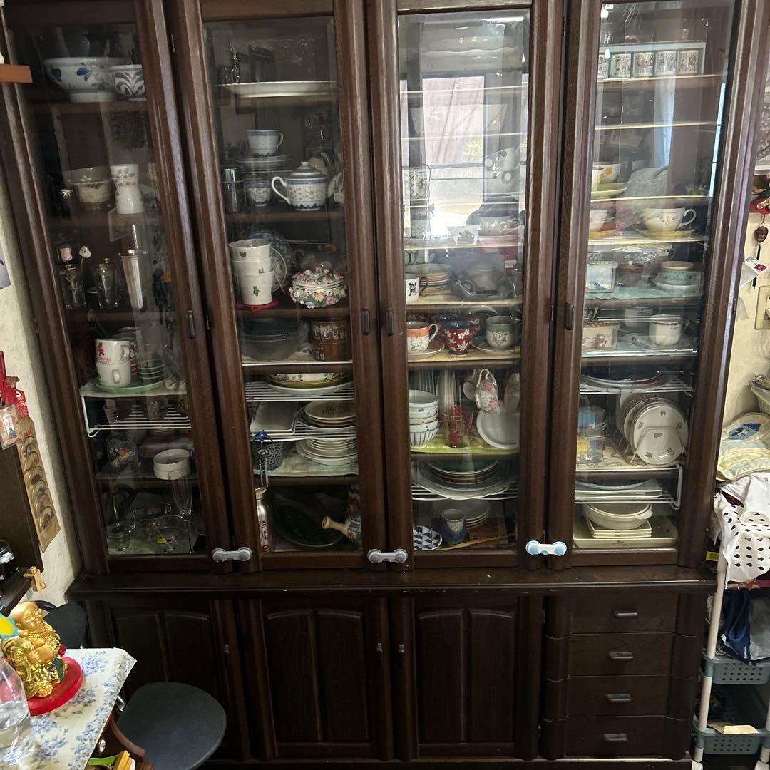 木製キャビネット ダークブラウン ガラス扉付き