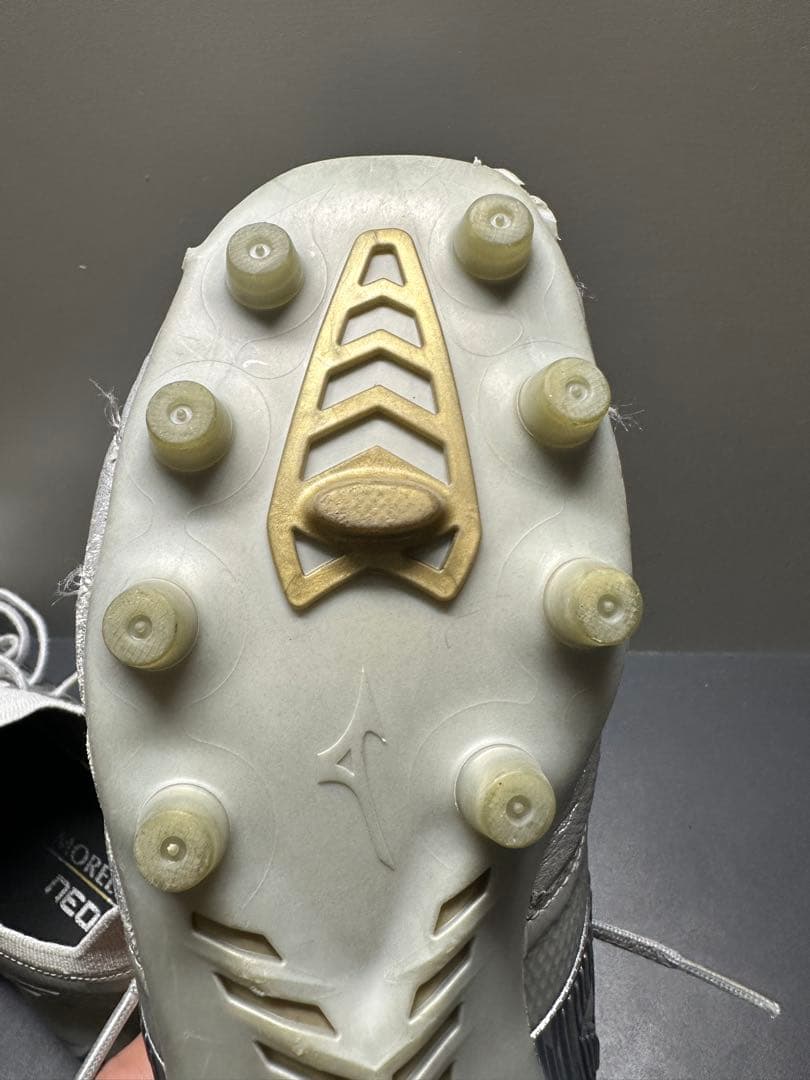 ミズノ モレリア ネオ IV (Morelia Neo 4) シルバー カラー