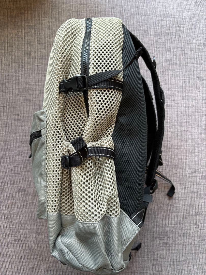 アンドワンダー And wander 3Dメッシュバックパック カーキ色