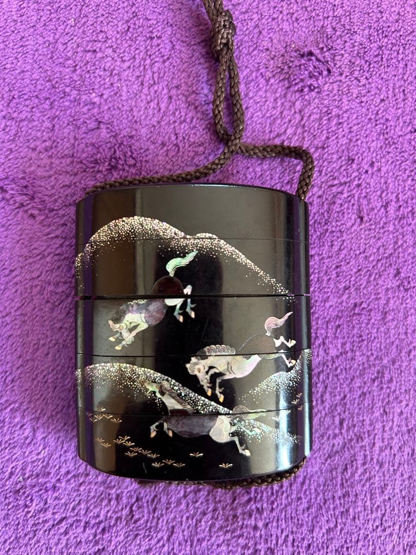 螺鈿 漆塗り 馬の絵柄 来年の干支 根付 印籠