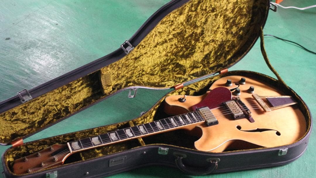 YAMAHA セミアコエレキギター