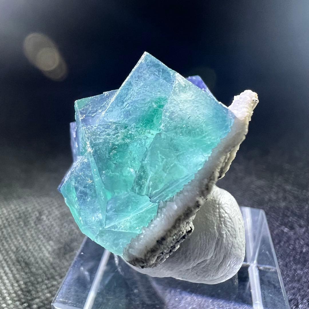 ヤオガンシャン産　クォーツクラスター母岩付き「水縹色」フローライト