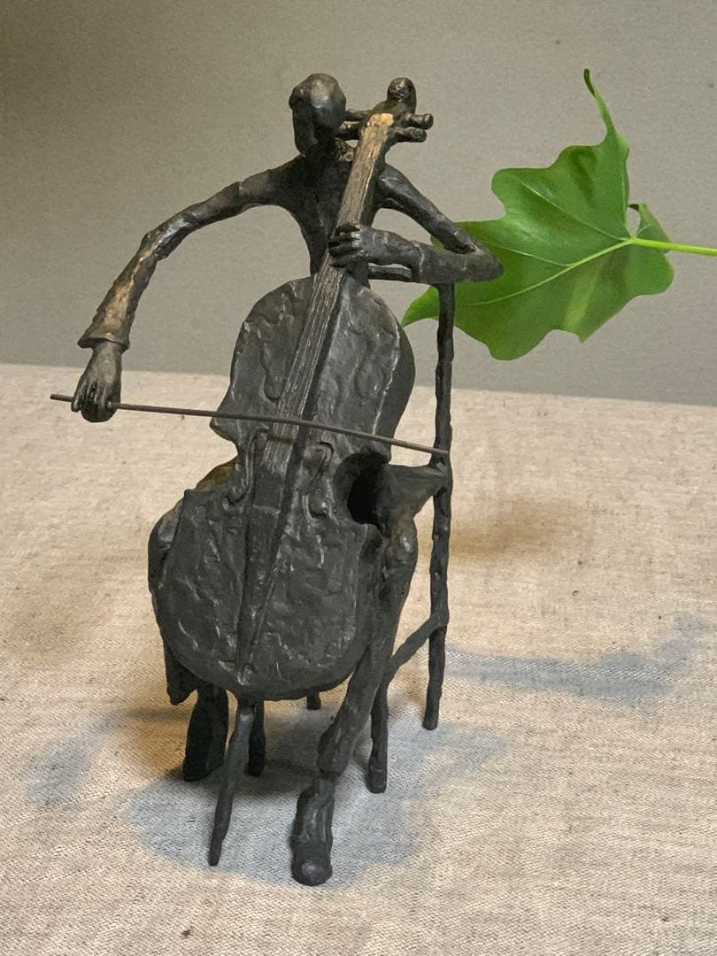 チェロ奏者 オブジェ 金属 彫刻 置物 音楽家 モダン アート　かなりの美品です