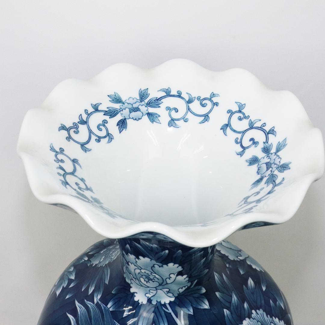 藤井勝雲 染付波渕牡丹獅子図 花瓶　壺　有田焼　染錦　共箱