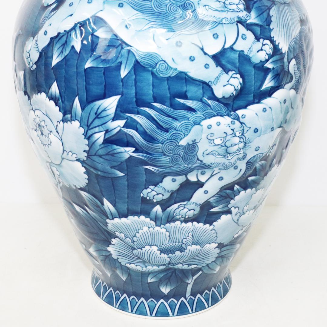 藤井勝雲 染付波渕牡丹獅子図 花瓶　壺　有田焼　染錦　共箱