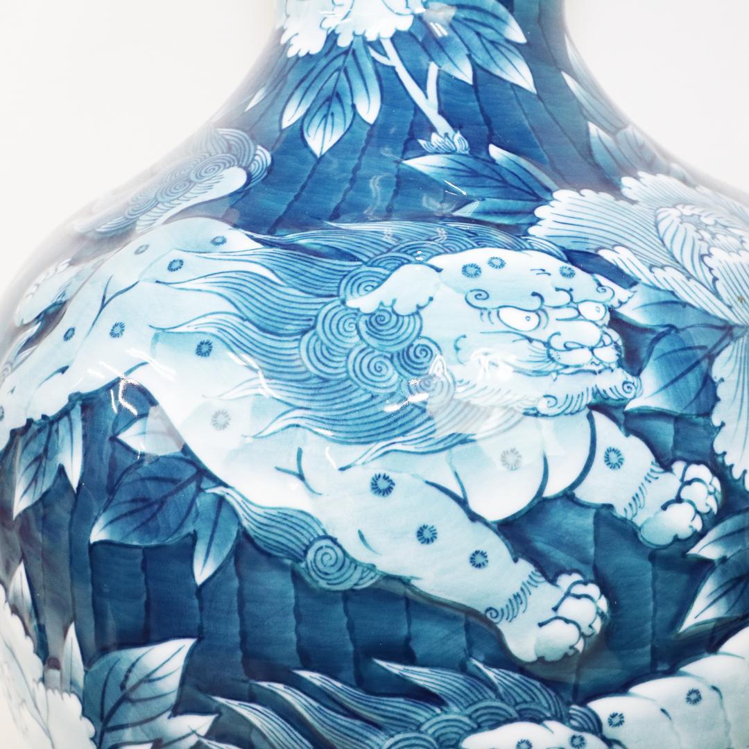 藤井勝雲 染付波渕牡丹獅子図 花瓶　壺　有田焼　染錦　共箱