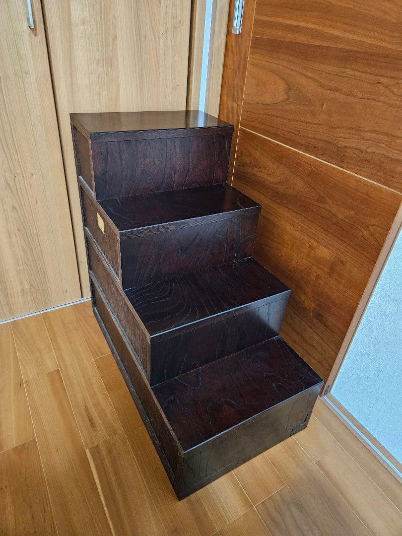 （株）青木産業　階段箪笥