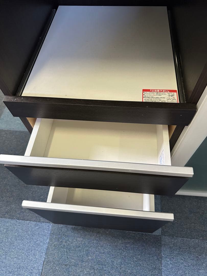 黒と白のキャビネット 収納付き