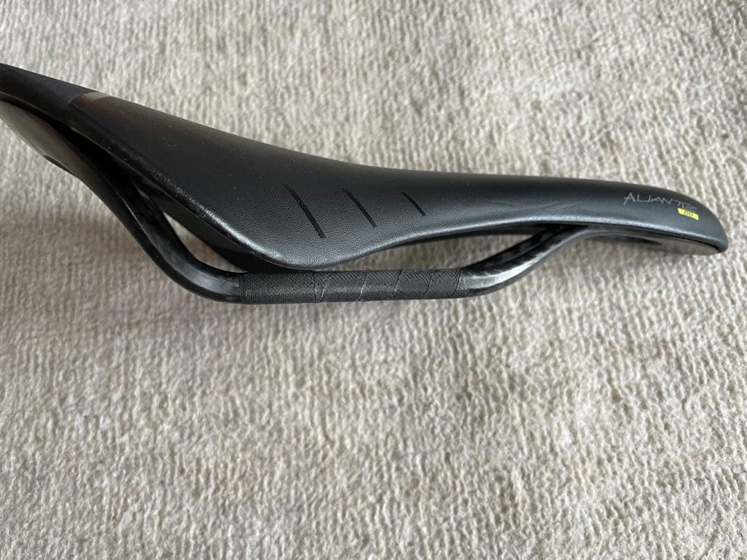 フィジーク アリアンテ ALIANTE 00 一体型カーボンサドル