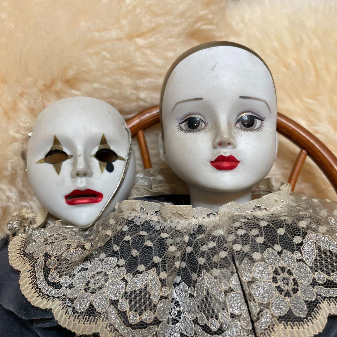アンティークの陶器製　お人形　仮面舞踏会　ビロードのお洋服　魅力的です