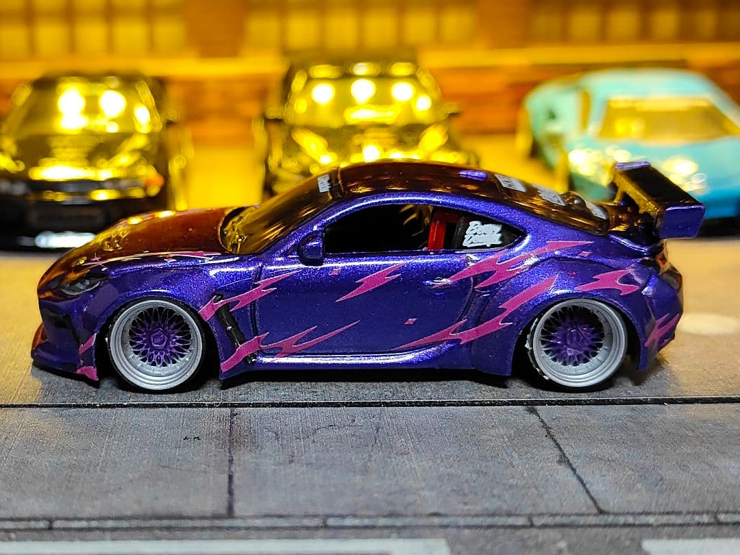 ホットウィールカスタム トヨタ GR86 ドリ車☆赤紫☆深リム☆トミカ改造