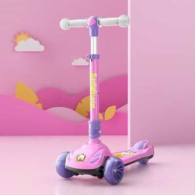 子供用スケートボードは片足で滑ると乗ることができて折り畳むことができます