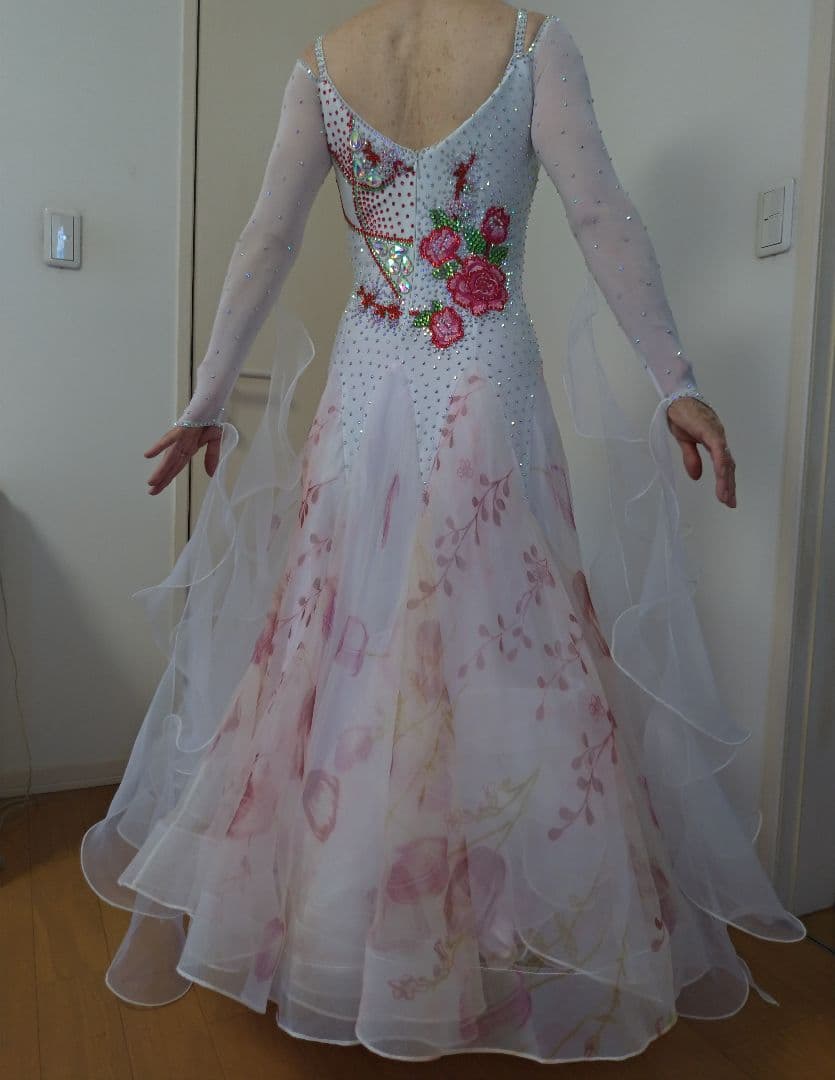 社交ダンス　ホワイト　モダンドレス　競技会