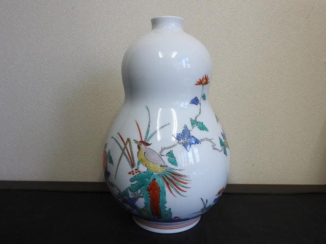 十三代柿右衛門　錦花鳥文壺　共箱　M1501