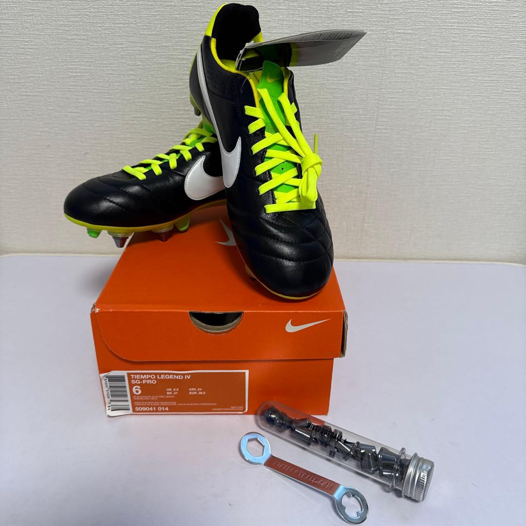 ナイキティエンポ　レジェンドIV 新品　24㎝