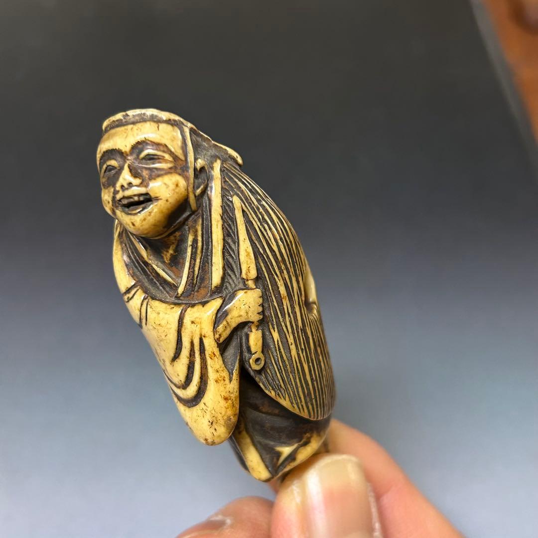 蓑笠煙管持ち人物根付