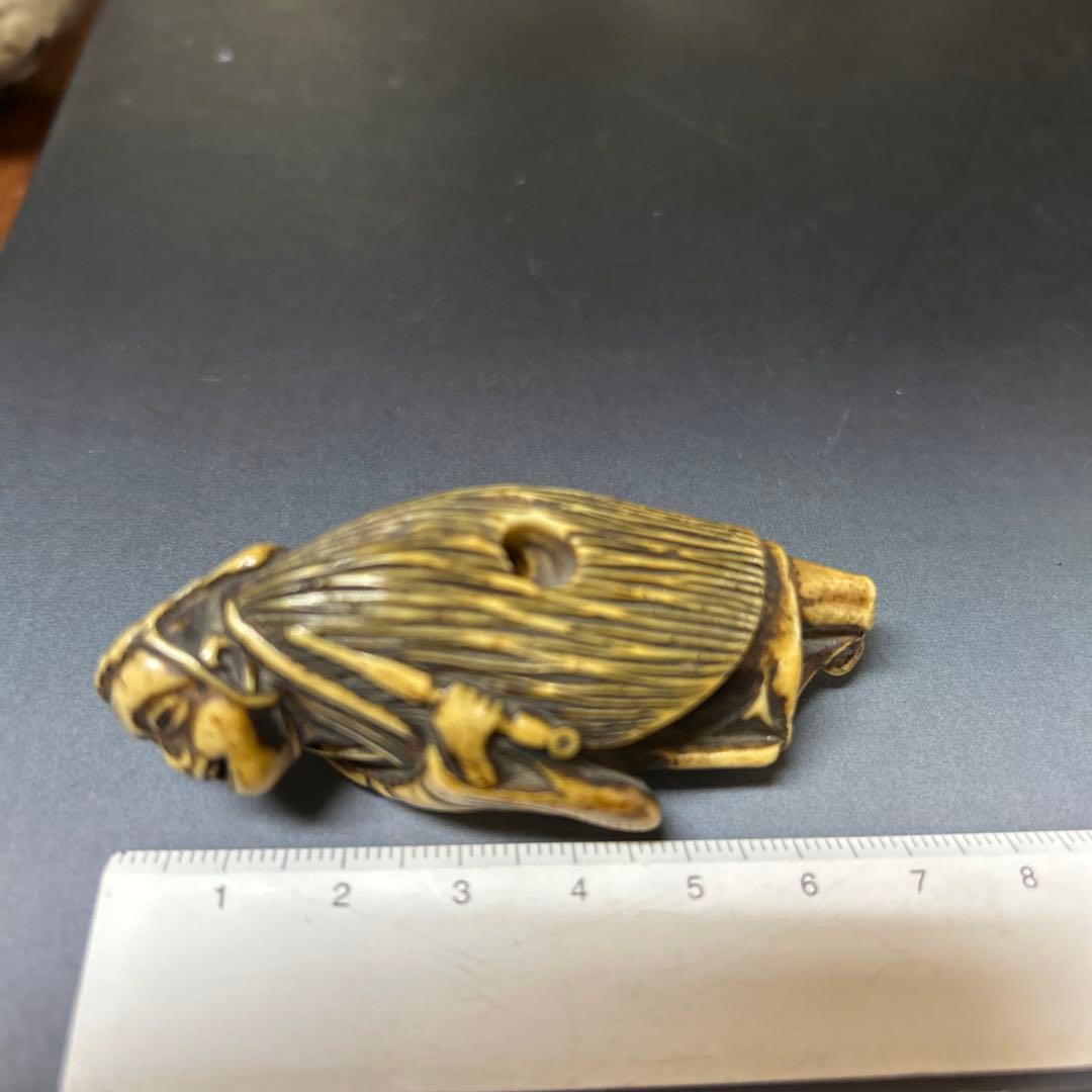 蓑笠煙管持ち人物根付