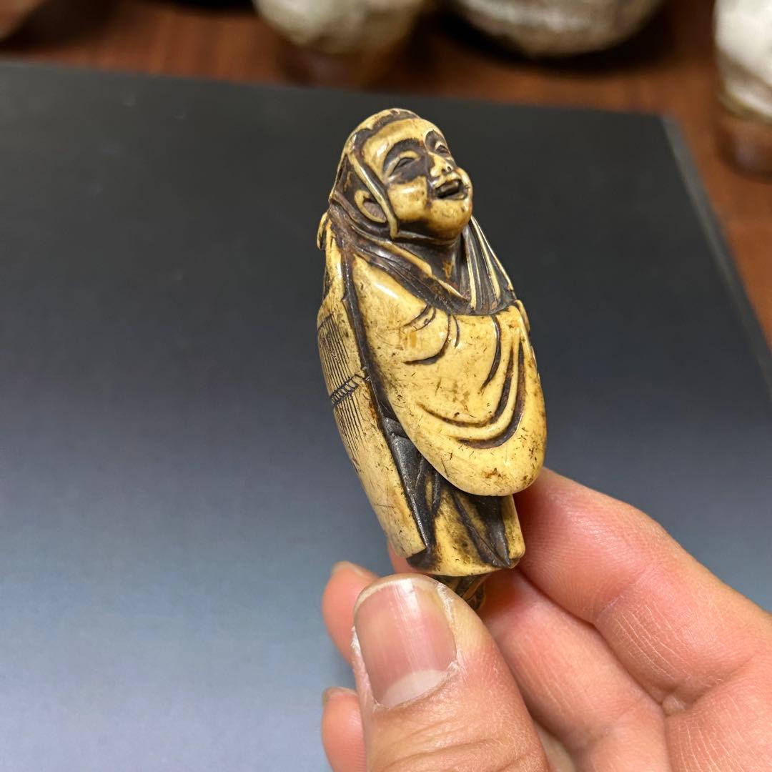 蓑笠煙管持ち人物根付