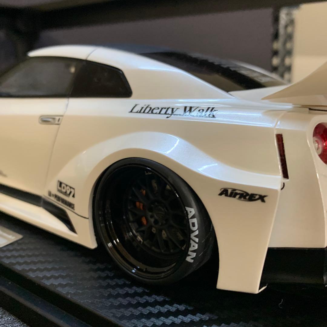 715✴︎ リバティーウォーク 35GT-RR 1/18スケールミニカー
