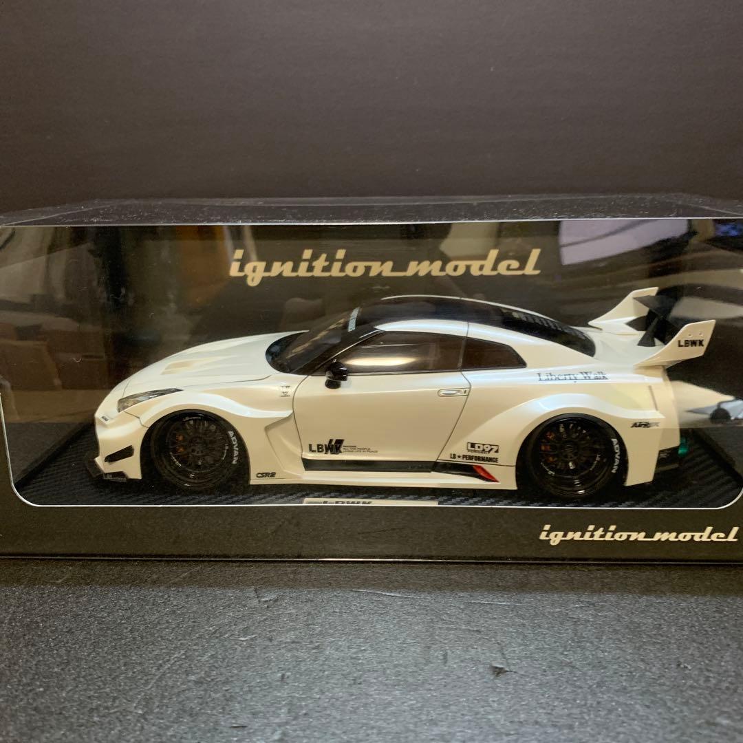 715✴︎ リバティーウォーク 35GT-RR 1/18スケールミニカー