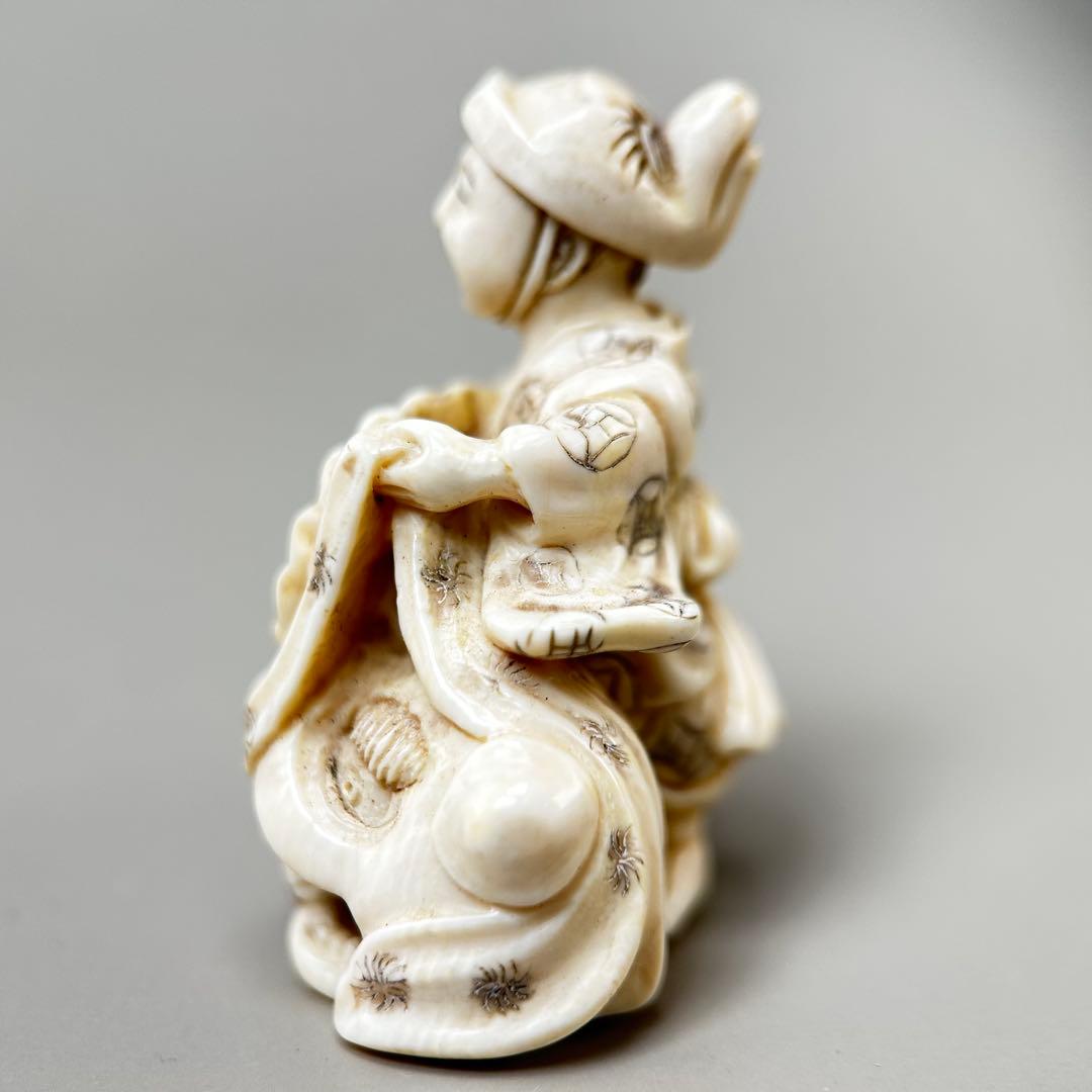 子供の像 扇子付き極上　根付　天然素材アンティーク骨董　飾り物古美術置物細密細工