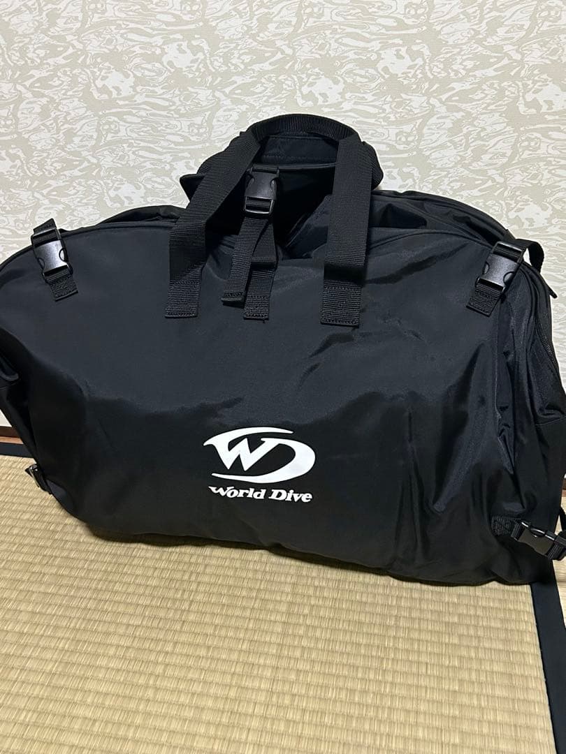 WORLD DIVE フルスーツ ブラック/ホワイトXS ドライスーツケース付き