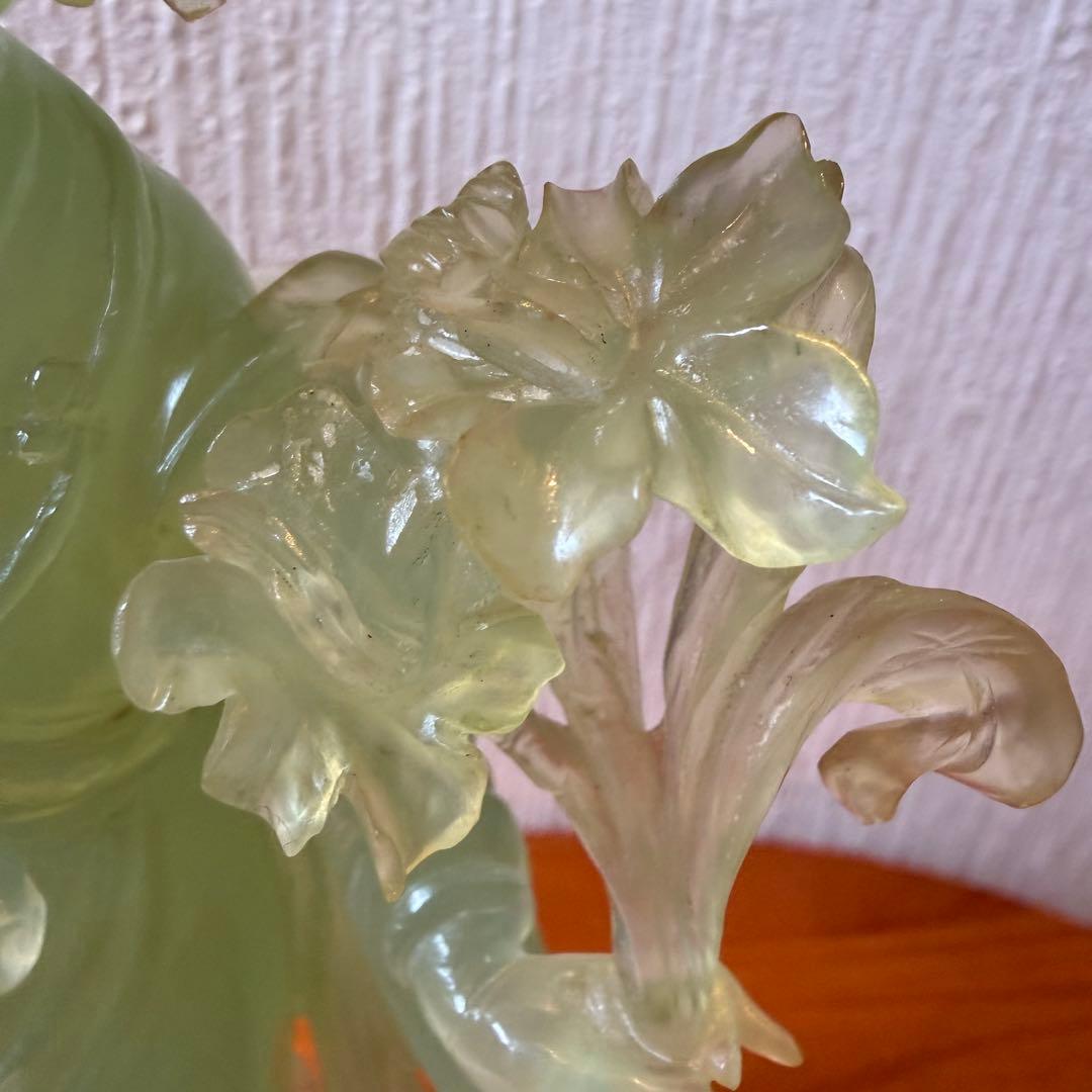 処分価格　翡翠 ？　天女　彫刻 とても美しい顔です。木製台座付き　欠けや割れ無し