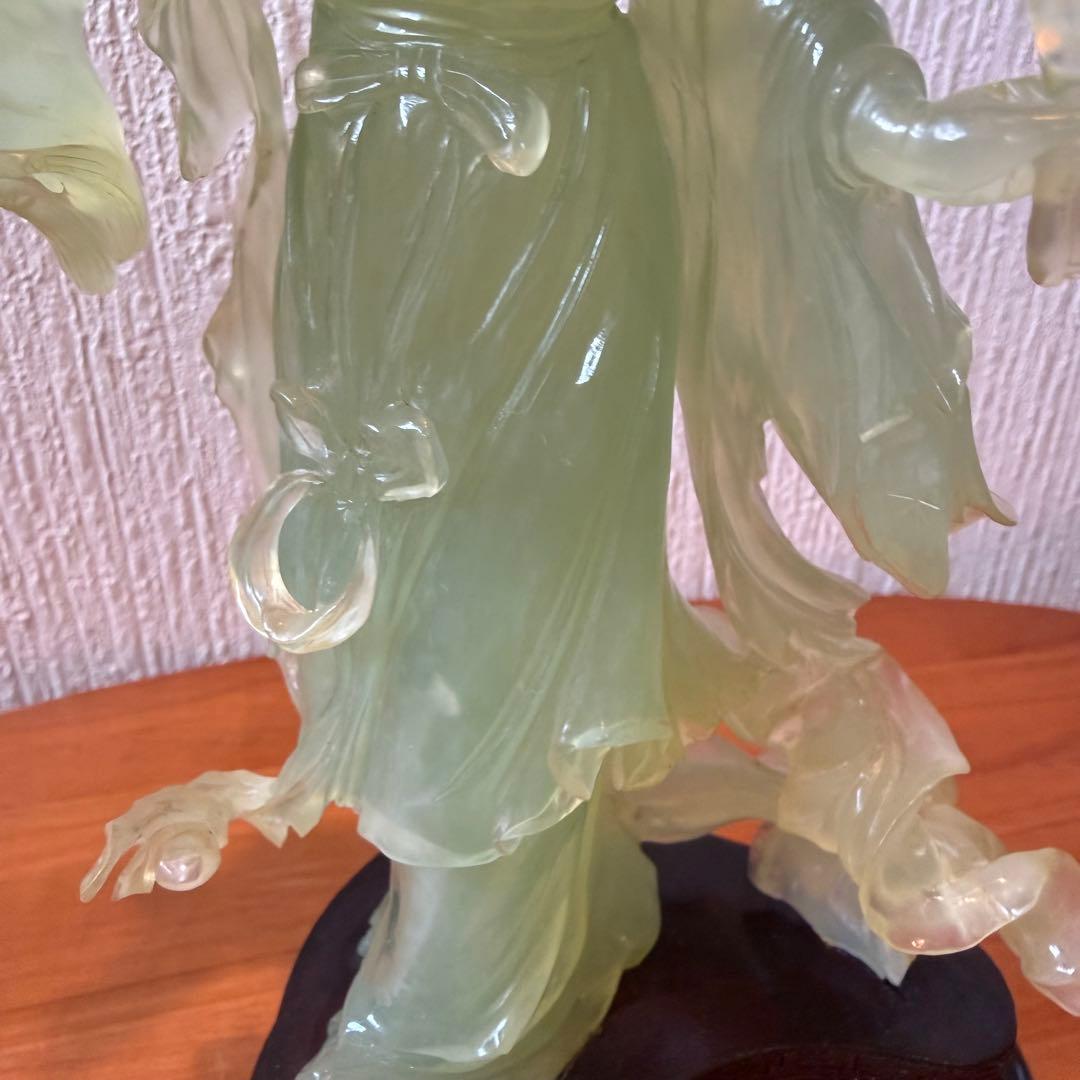 処分価格　翡翠 ？　天女　彫刻 とても美しい顔です。木製台座付き　欠けや割れ無し