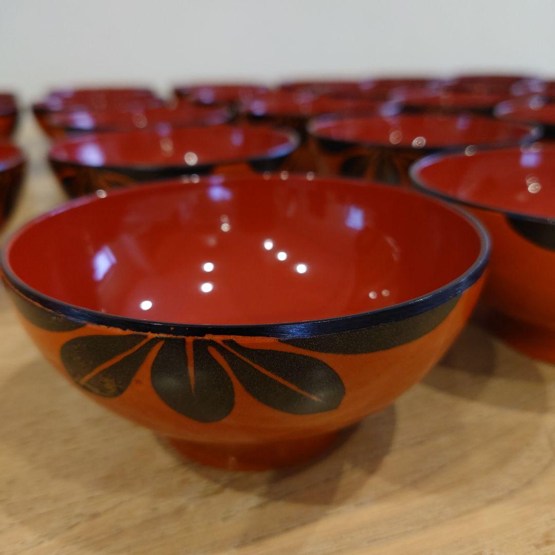 赤い漆器の椀（黒い花模様）40個セット